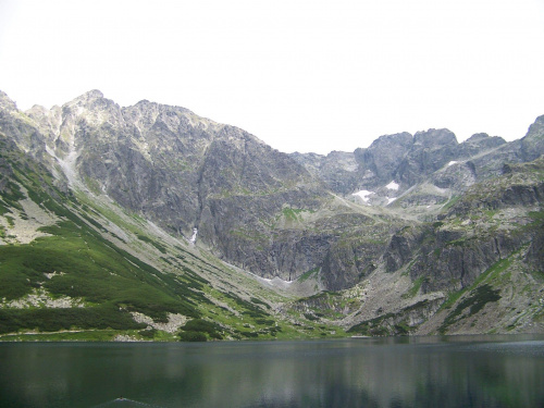 widok z czarnego stawu na zawrat i granaty