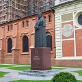 Pomnik kardynała Wyszyńskiego przy katedrze we Włocławku