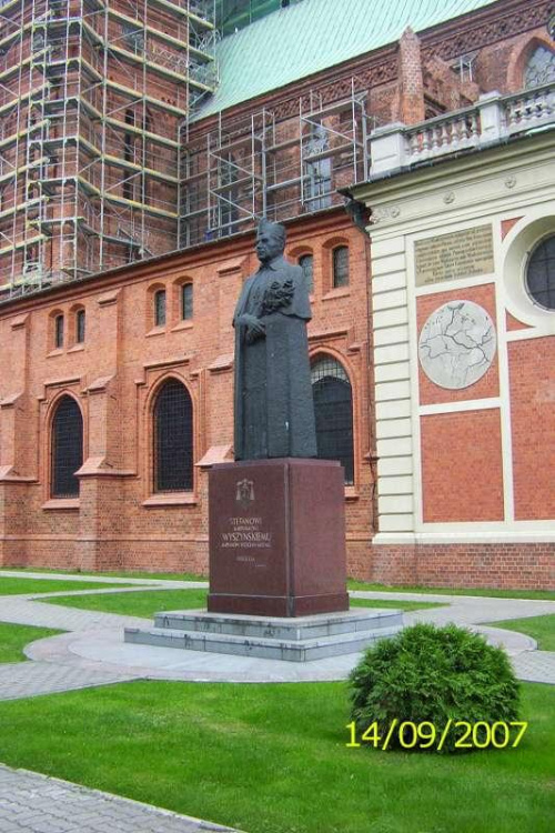 Pomnik kardynała Wyszyńskiego przy katedrze we Włocławku