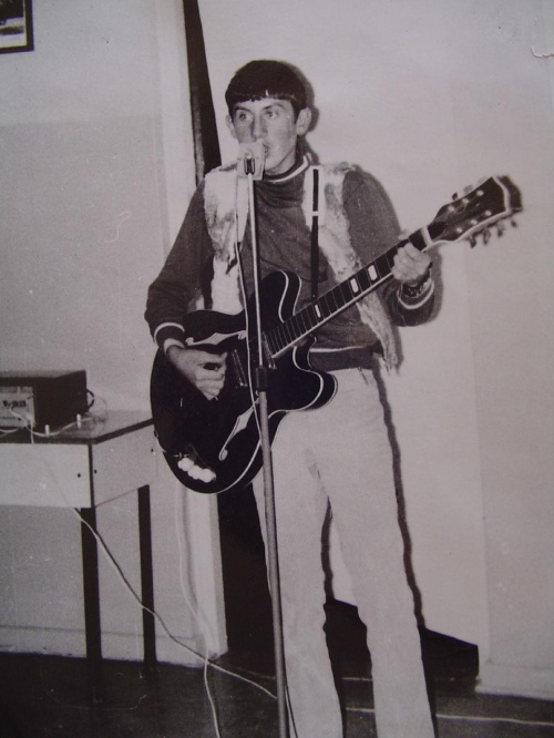 Tak się grało Klenczona w latach 70 tych przed magazynkiem prof Edwarda K:Guitar show in secondary school