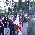 Po odsłonięciu pomnika uhonorowanie sztandaru Związku z Żagania odnaczeniem. #Militaria #Imprezy