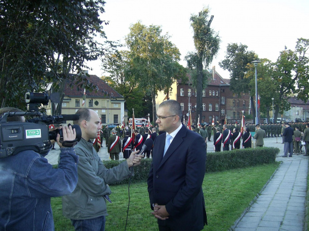 Przed rozpoczęciem Apelu Poległych burmistrz Żagania udziela wywiadu dla TVP 3 #Imprezy #Militaria #Plenerowe