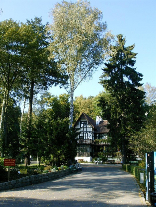 Widok na budynek Dyrekcji ZOO