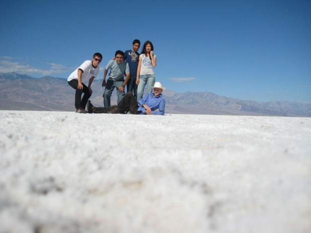 z Aiką, Rysiem, Edim i Carlosem na wyschniętym słonym jeziorze Badwater w Dolinie Śmierci