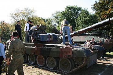 Młodzież już oblega czołgi. #Militaria #Imprezy #Plenerowe