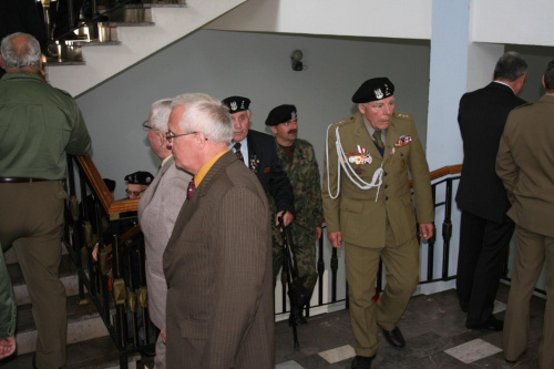 Zaproszeni goście udaja sie do sali Kryształowej Pałacu. #Militaria #Imprezy #Plenerowe
