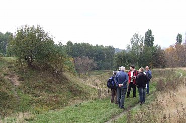 Średniowieczny gródek na pograniczu Kochłowice-Bykowina. Widok w kierunku południowy-wschód. Na lewo od uczestników spaceru fosa i stożek grodziska. #GeniusLoci #Bykowina #grodzisko #gródek #Kochel #kochlowice #Kochlowitz #Kochłowice #kopiec